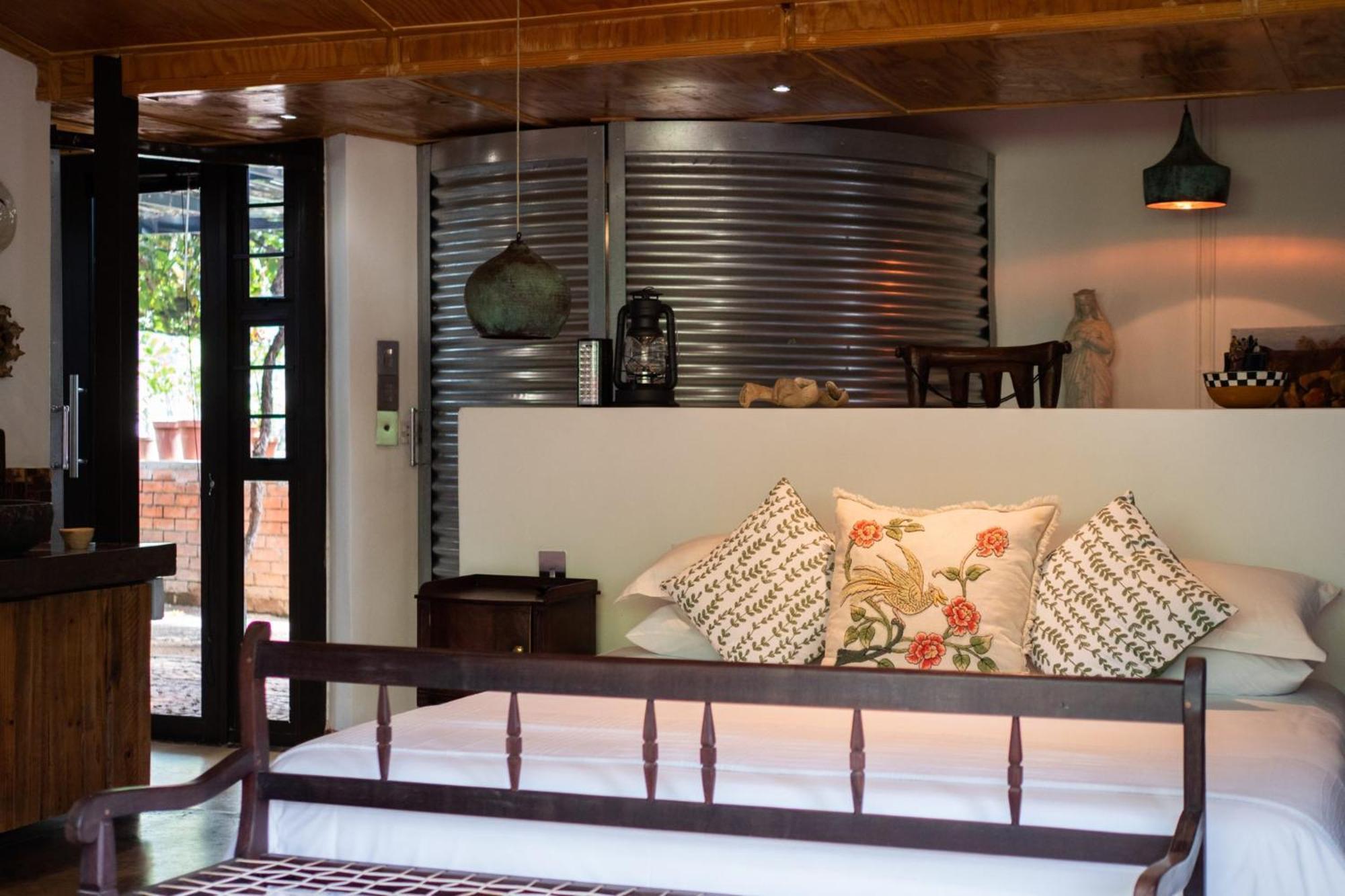 Liedjiesbos Urban Olive Farm Bed and Breakfast Bloemfontein Exteriör bild